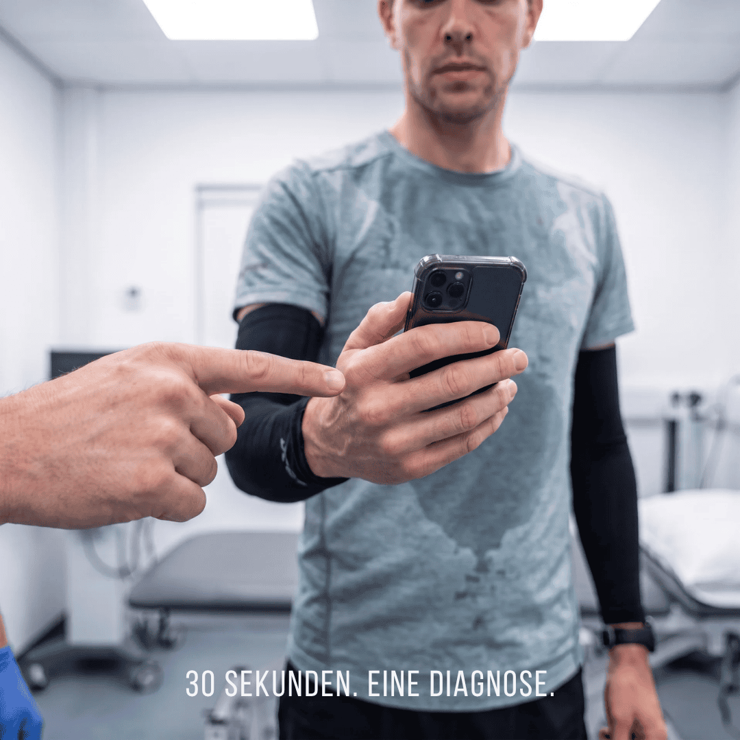 Physio beobachtet Läufer, zeigt auf die Hand